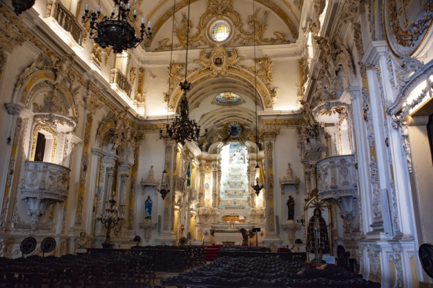 Interior da Igreja Santa Cruz dos Militares, onde D. João trocou gato por lebre Macaque in the trees