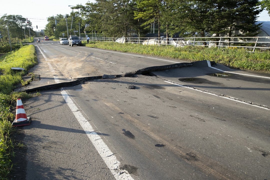 Estrada danificada por terremoto na cidade de Abira
(Foto: AFP PHOTO / JIJI PRESS / JIJI PRESS / Japan OUT)