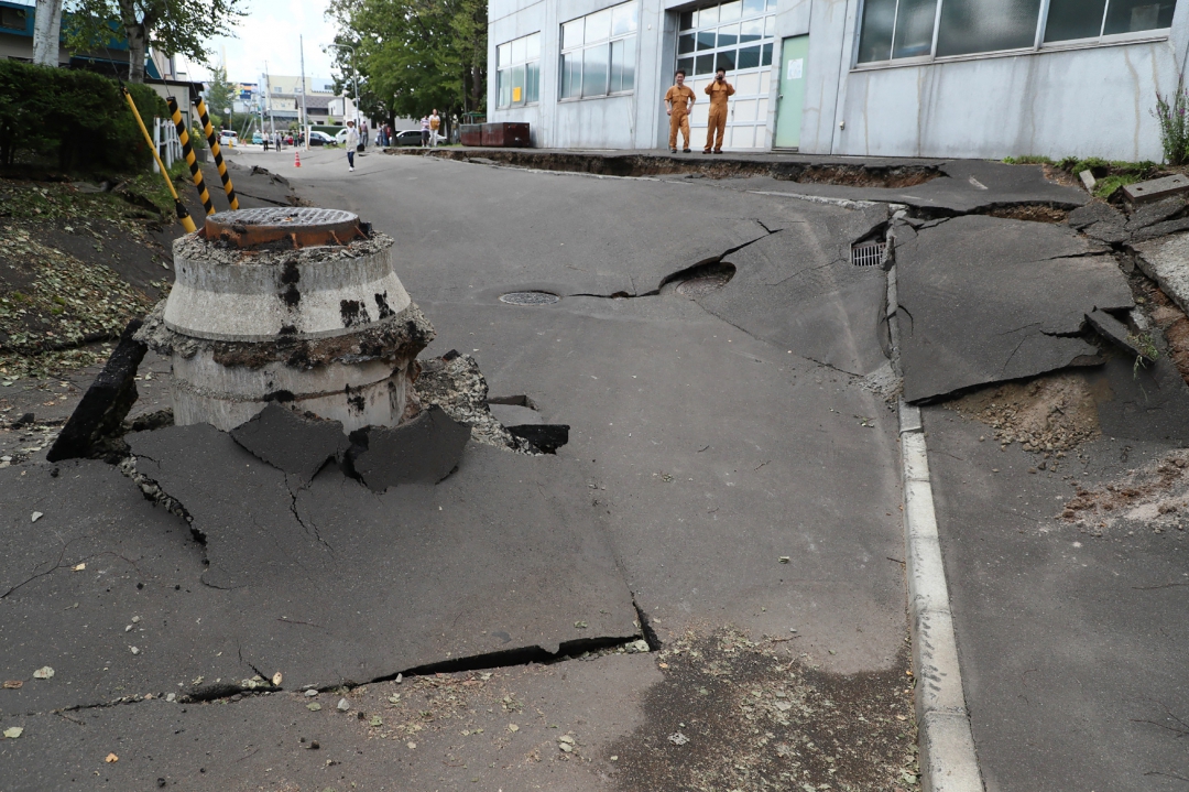 Danos causados por terremoto em estrada em Sapporo
(Foto: AFP PHOTO / JIJI PRESS / JIJI PRESS / Japan OUT)
