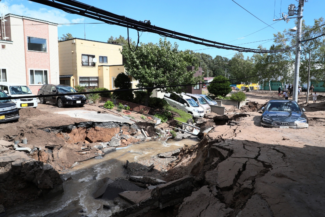 Carro preso em uma rua afetada pelo tremor
(Foto: AFP PHOTO / JIJI PRESS / JIJI PRESS / Japan OUT)
