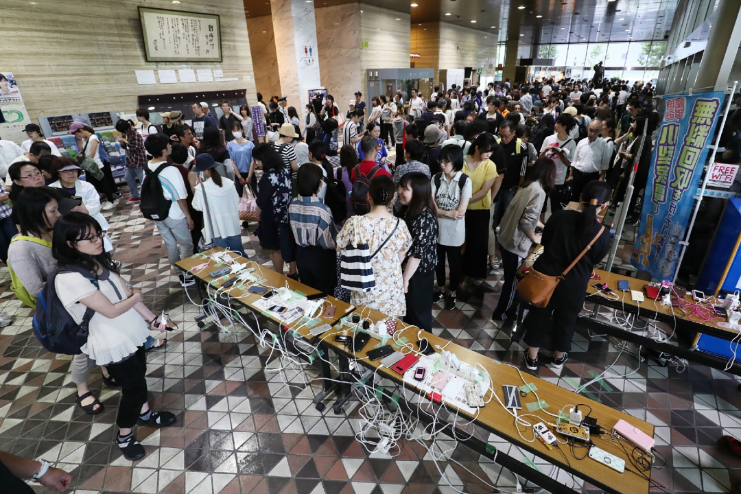 Moradores carregam seus celulares na sede da prefeitura de Hokkaido em Sapporo (Foto: AFP PHOTO / JIJI PRESS / JIJI PRESS / Japan OUT)