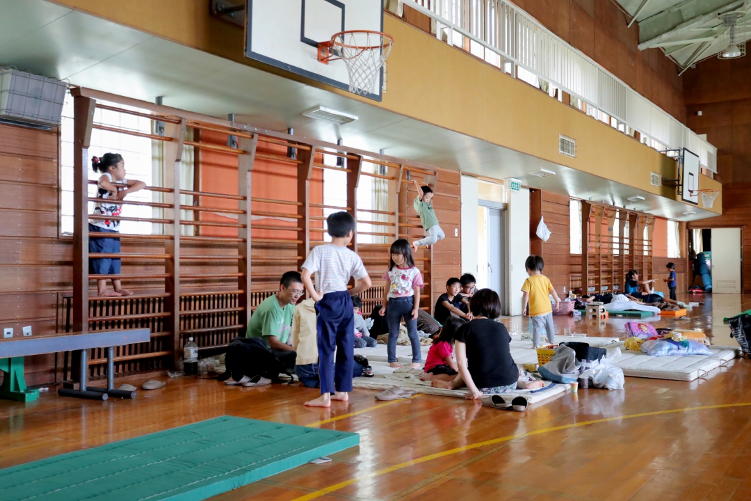 Moradores de uma área atingida pelo terremoto se abrigam na escola primária Abira (Foto: AFP PHOTO / JIJI PRESS / JIJI PRESS / Japan OUT)