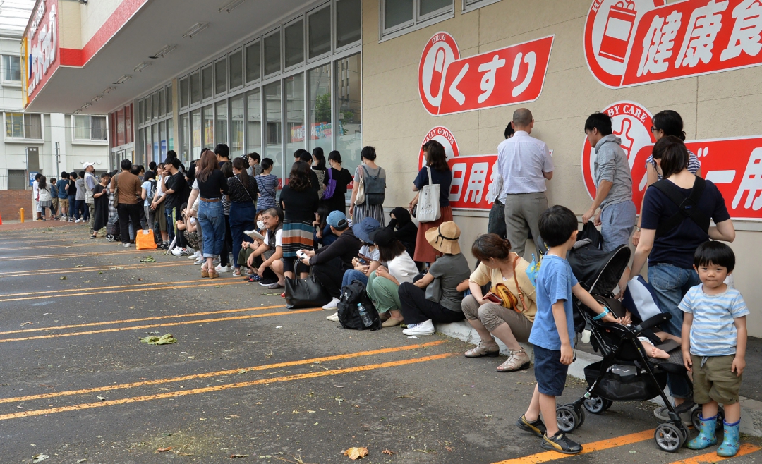 Residentes fazem fila para entrar em um supermercado em Sapporo (Foto: AFP PHOTO / JIJI PRESS / JIJI PRESS / Japan OUT)