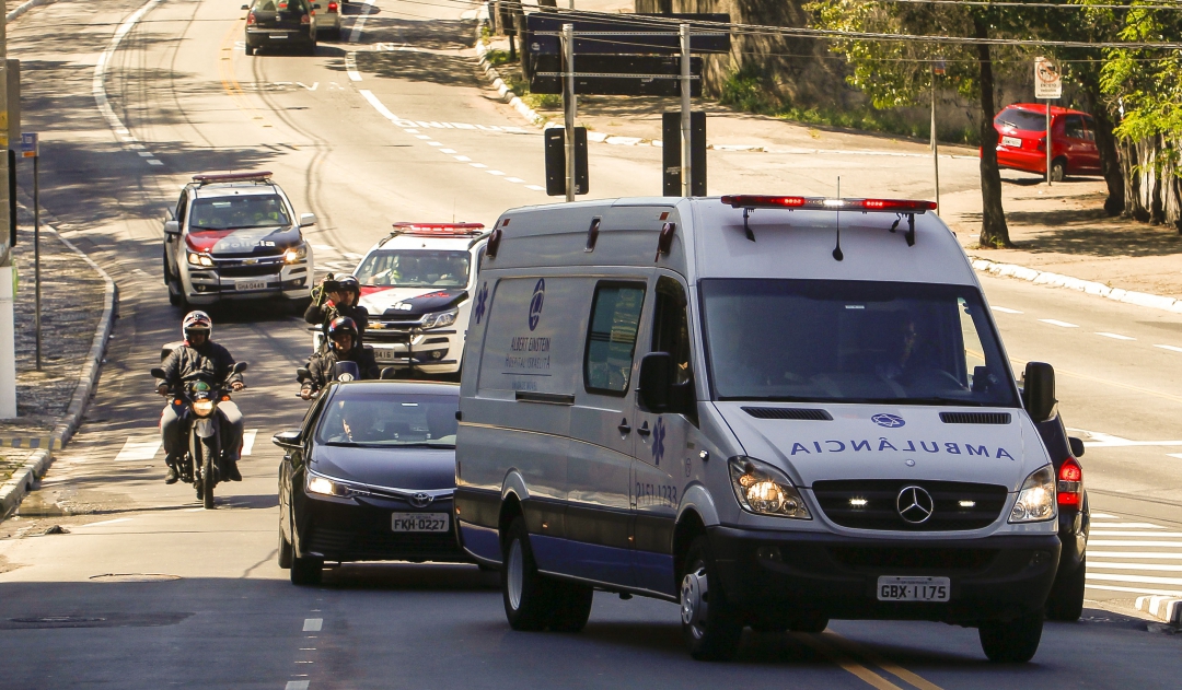 Vista da ambulância que transportou Bolsonaro para o Albert Einstein (Foto: AFP PHOTO /RAYSA LEITE; MIGUEL SCHINCARIOL)