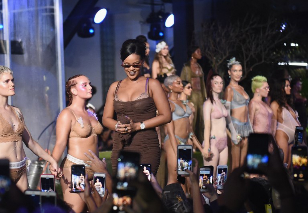 Rihanna faz desfile de lingerie com dança ao vivo e supermodelos