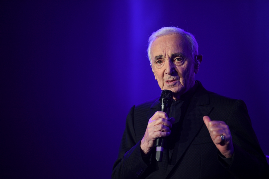 Charles Aznavour em performance em 2017 (Foto: AFP PHOTO )