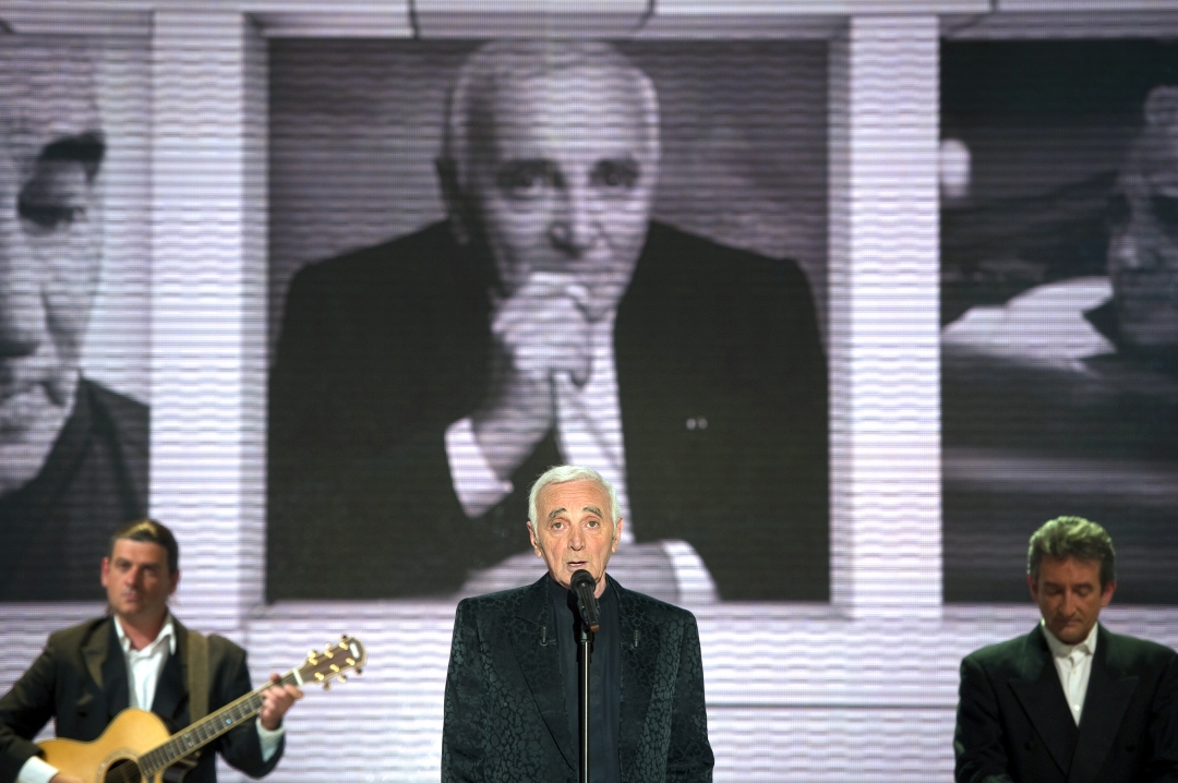 Charles Aznavour em show de TV gravado em 2011 (Foto: AFP PHOTO )