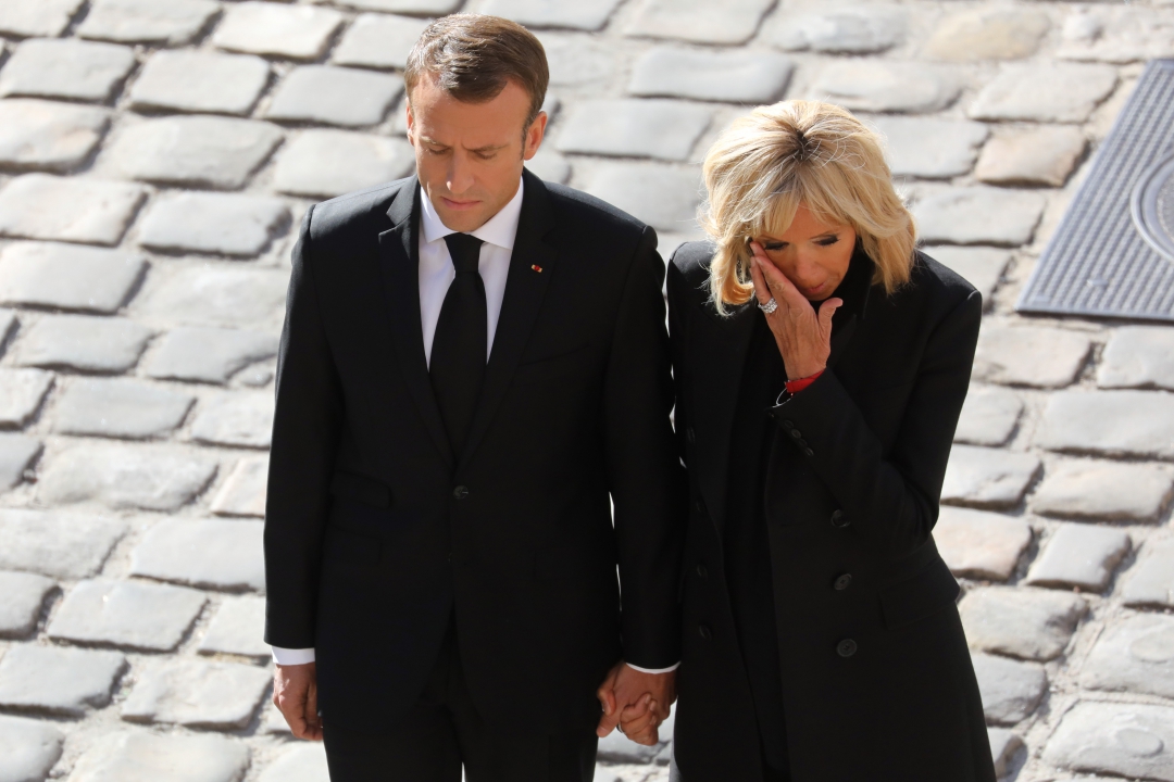 O presidente da França Emmanuel Macron e a esposa Brigitte (Foto: AFP PHOTO / LUCAS BARIOULET; Ludovic MARIN)