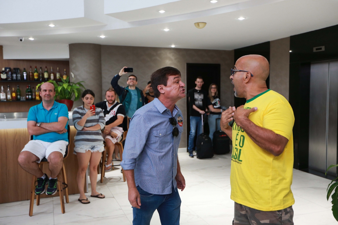Apoiador de Bolsonaro provoca militantes do PT em evento de Fernando Haddad (Foto: Tiago Queiroz/AE)