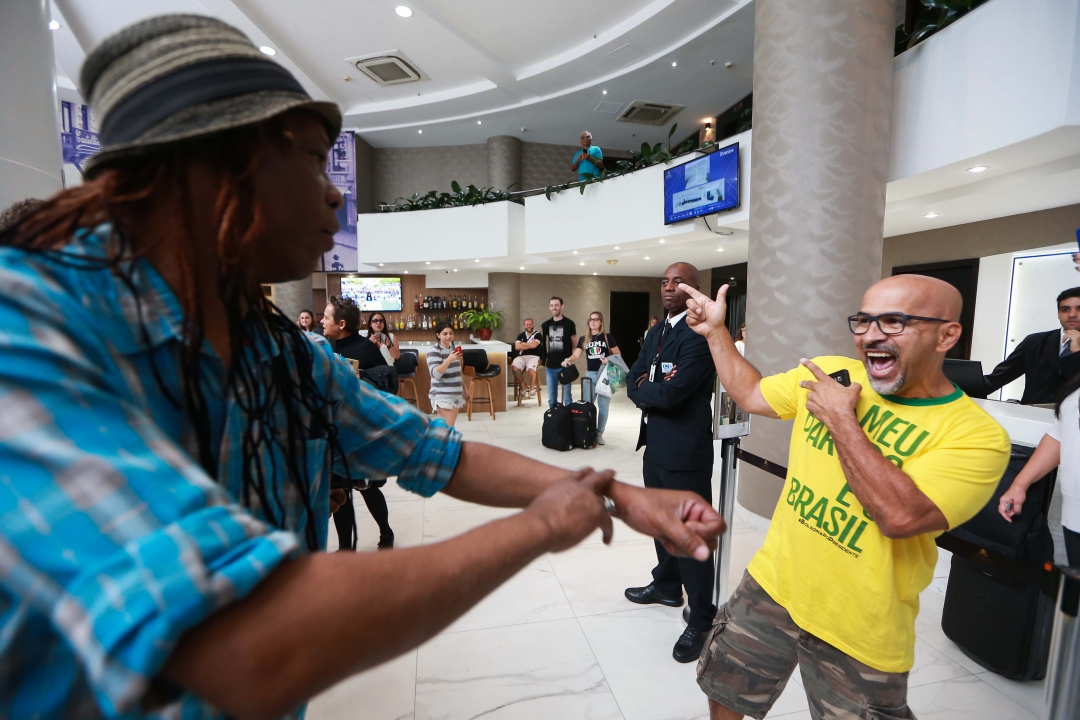 Apoiador de Bolsonaro provoca militantes do PT em evento de Fernando Haddad (Foto: Tiago Queiroz/AE)