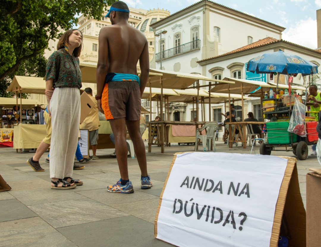 Movimento oferece conversa sobre voto com indecisos (Foto: Jornal do Brasil)