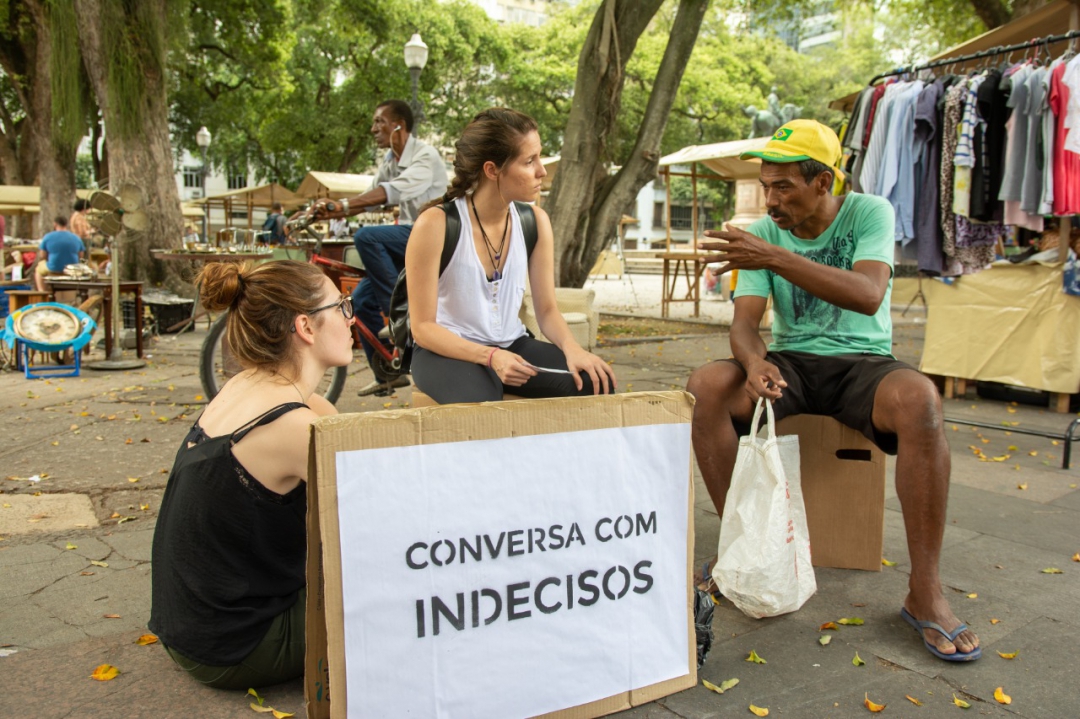 Movimento oferece conversa sobre voto com indecisos (Foto: Jornal do Brasil)
