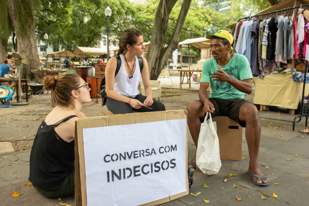 Movimento oferece conversa sobre voto com indecisos (Foto: Jornal do Brasil)