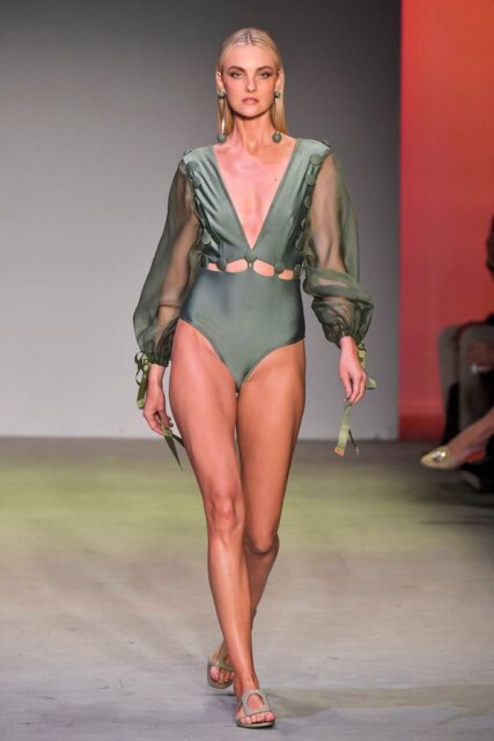 Carol Trentini vestiu um dos modelos em lycra com mangas de organza (Foto: Divulgação)