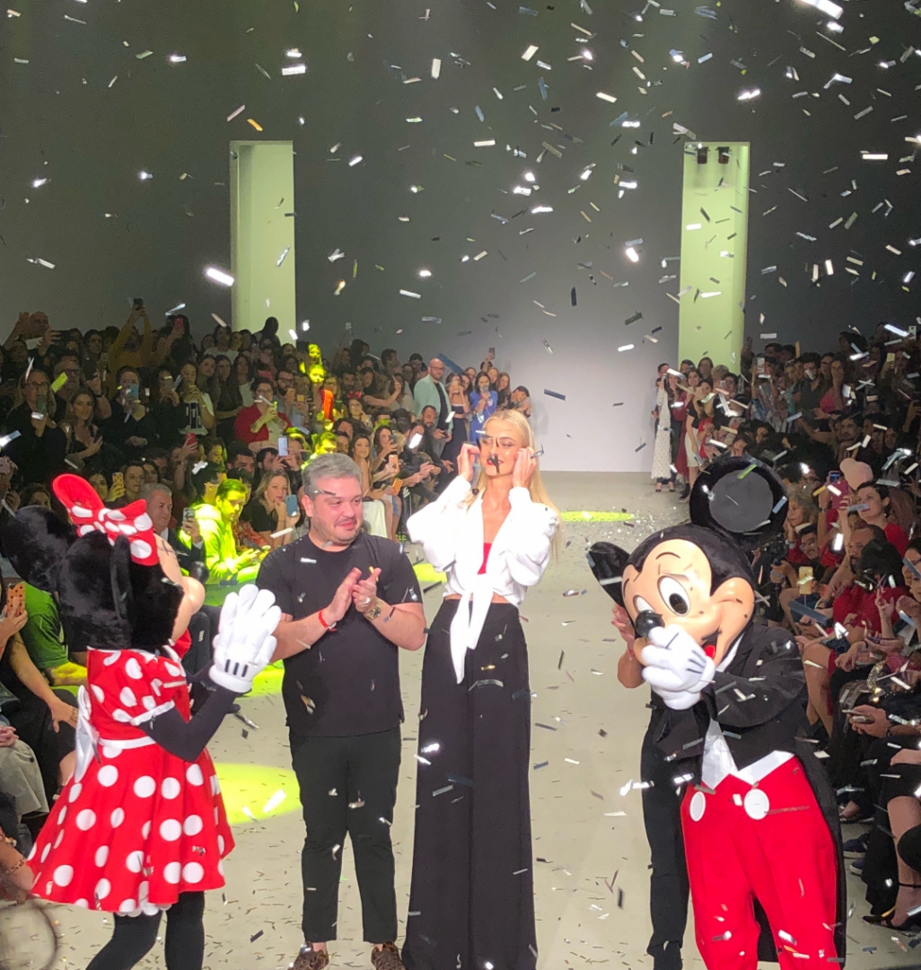 Mickey e Minnie no encerramento com a top e proprietários da Água de Coco (Foto: Divulgação)