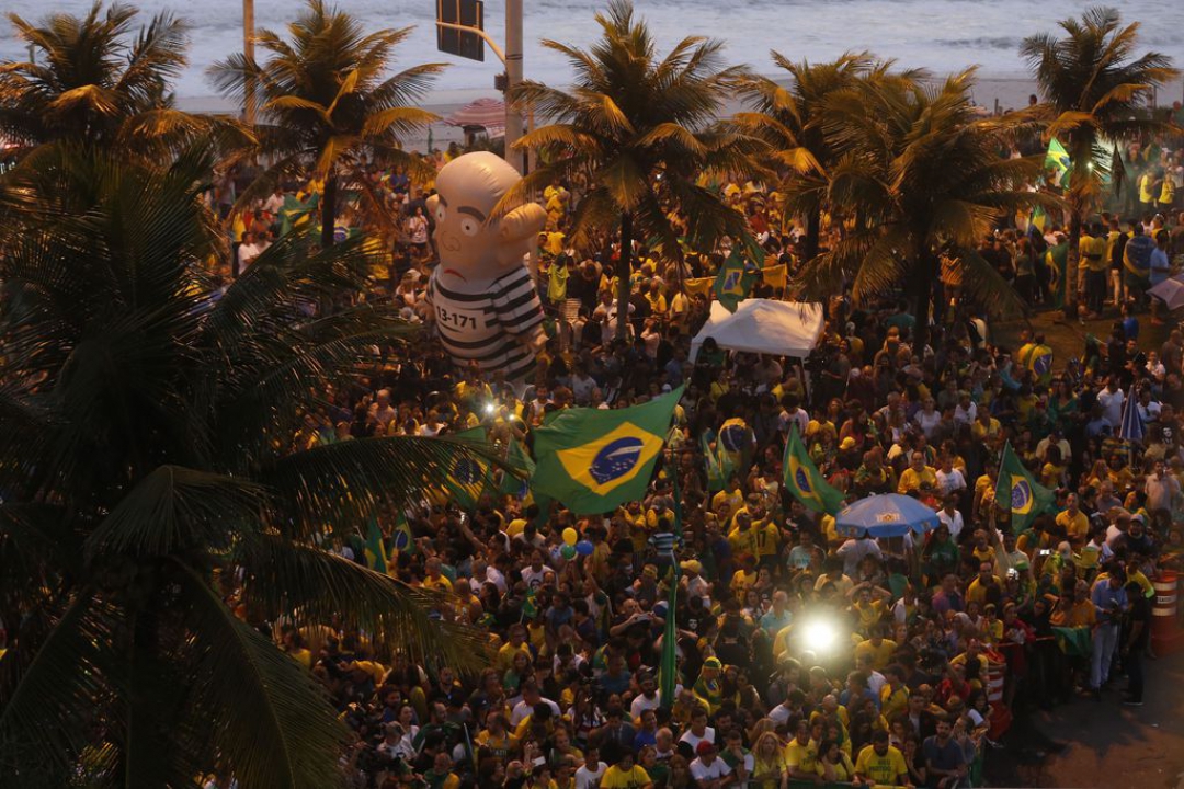 Eleitores acompanham apuração em frente à casa de Jair Bolsonaro (PSL), na orla da Barra da Tujuca. (Foto: Fernando Frazão/Agência Brasil )