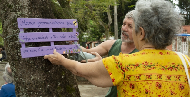 Moradora pendura uma das placas, em ato simbólico Macaque in the trees