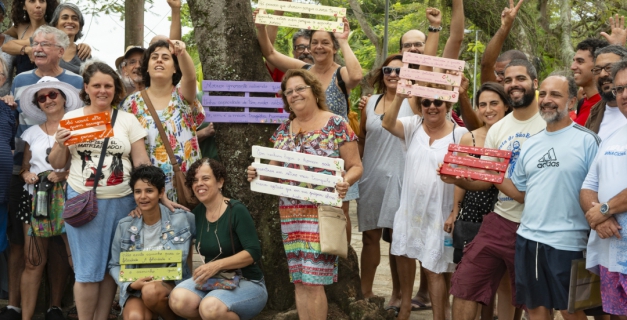 Moradores comemoraram liberação para expor as placas feitas por Tânia (de vestido, ao centro) Macaque in the trees