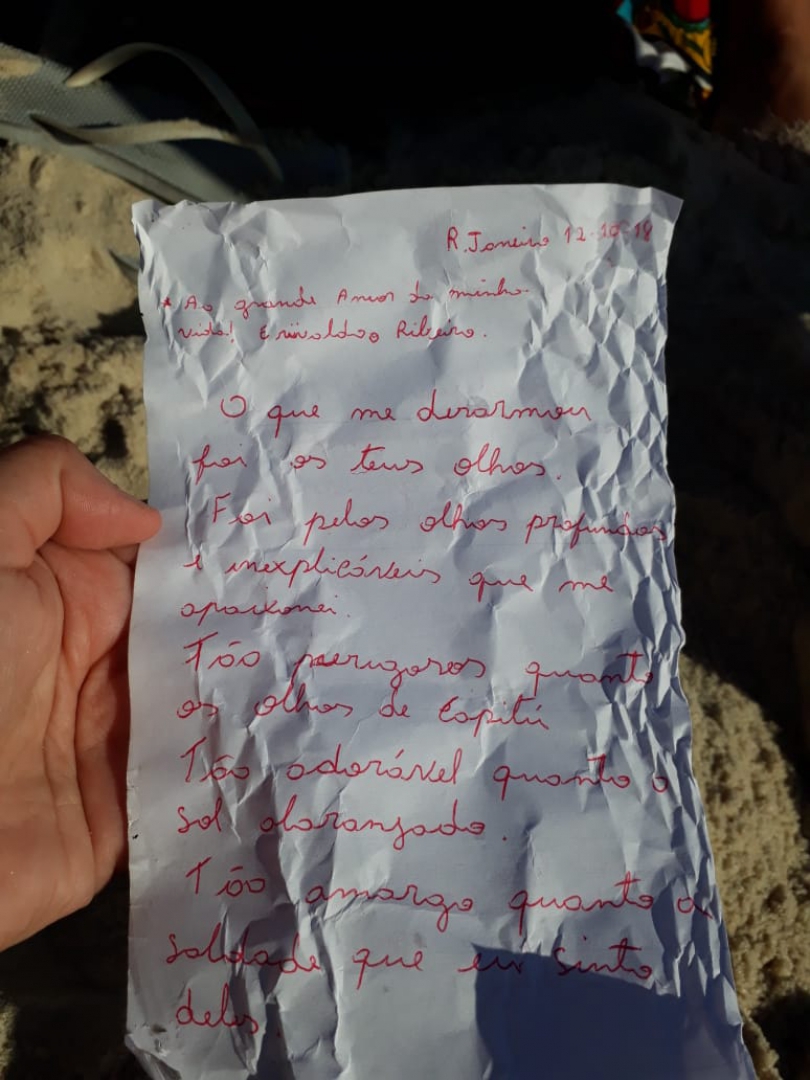 Homem encontra garrafa com bilhete emocionante escrito por garotinho de 11  anos e colocado ao caminhar na praia
