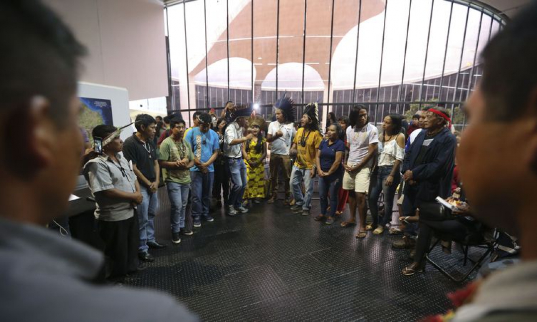 Reunidos no Memorial dos Povos Indígenas, em Brasília, manifestantes fazem ato em defesa dos direitos dos povos tradicionais (Foto: Valter Campanato/Agência Brasil)
