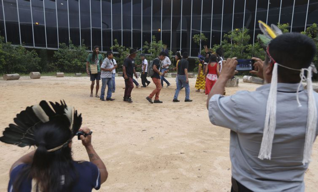 Reunidos no Memorial dos Povos Indígenas, em Brasília, manifestantes fazem ato em defesa dos direitos dos povos tradicionais (Foto: Valter Campanato/Agência Brasil)