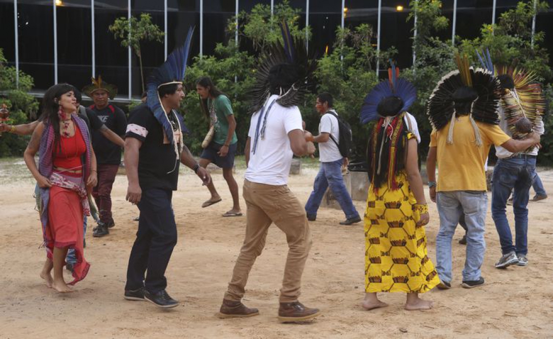 Reunidos no Memorial dos Povos Indígenas, em Brasília, manifestantes fazem ato em defesa dos direitos dos povos tradicionais (Foto: Valter Campanato/Agência Brasil)