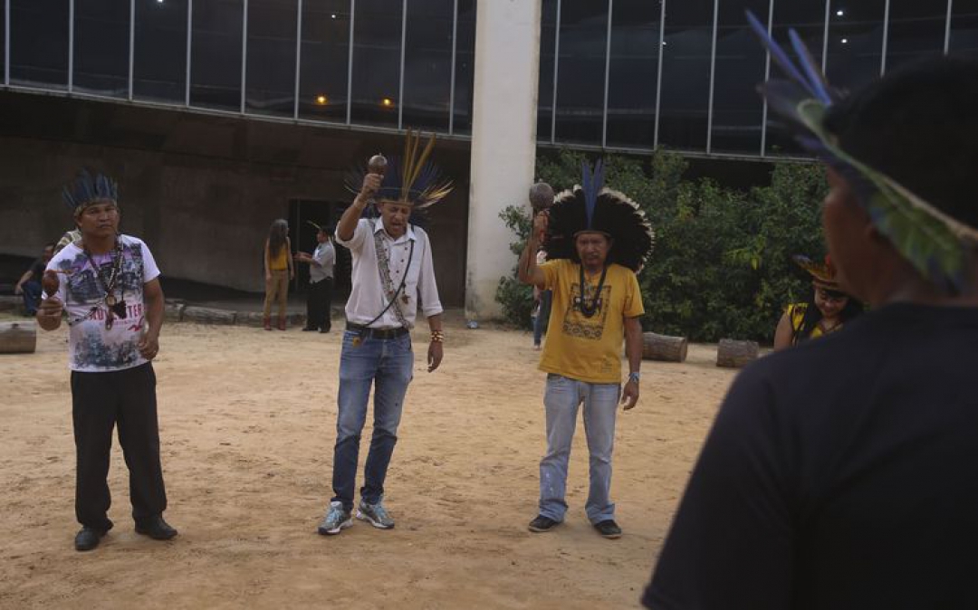 Reunidos no Memorial dos Povos Indígenas, em Brasília, manifestantes fazem ato em defesa dos direitos dos povos tradicionais (Foto: Valter Campanato/Agência Brasil)