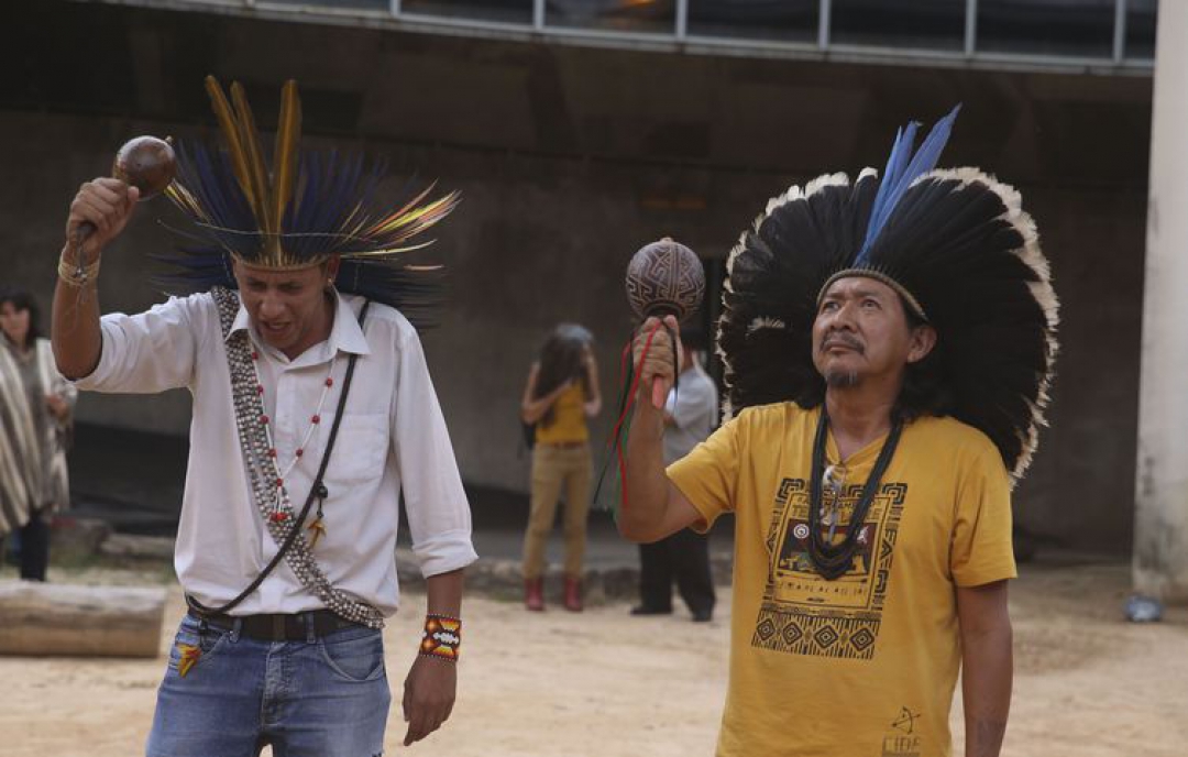 Reunidos no Memorial dos Povos Indígenas, em Brasília, manifestantes fazem ato em defesa dos direitos dos povos tradicionais (Foto: Valter Campanato/Agência Brasil)