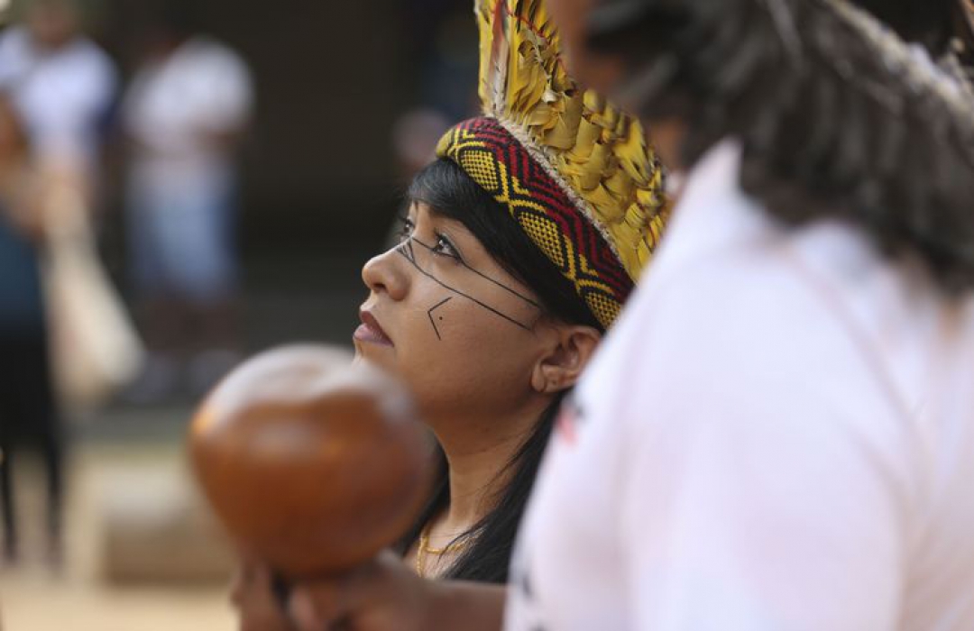 Reunidos no Memorial dos Povos Indígenas, em Brasília, manifestantes fazem ato em defesa dos direitos dos povos tradicionais (Foto: Valter Campanato/Agência Brasil)