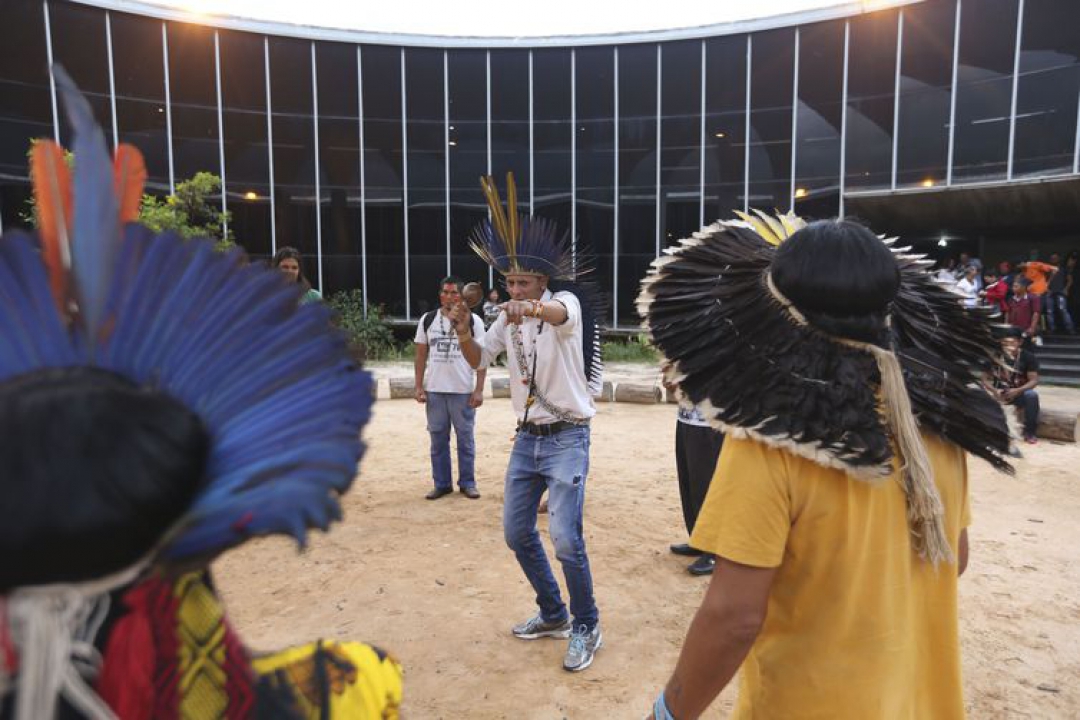 Reunidos no Memorial dos Povos Indígenas, em Brasília, manifestantes fazem ato em defesa dos direitos dos povos tradicionais (Foto: Valter Campanato/Agência Brasil)