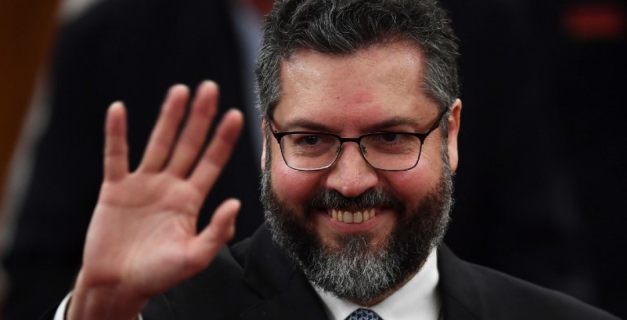 {'nm_midia_inter_thumb1':'https://midias.jb.com.br/_midias/jpg/https://midias.jb.com.br/_midias/jpg/2018/12/11/97x70/1_ernesto_araujo_-142364.jpg', 'id_midia_tipo':'2', 'id_tetag_galer':'', 'id_midia':'5c0fdbda5bd78', 'cd_midia':142370, 'ds_midia_link': 'https://midias.jb.com.br/_midias/jpg/2018/12/11/627x321/1_ernesto_araujo_-142364.jpg', 'ds_midia': 'Ernesto Araujo
', 'ds_midia_credi': 'EVARISTO SA/AFP', 'ds_midia_titlo': 'Ernesto Araujo
', 'cd_tetag': '1', 'cd_midia_w': '627', 'cd_midia_h': '320', 'align': 'Left'}