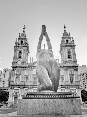 Composição em preto e branco junto à fachada da Igreja da Candelária (Foto: Robert DiVito)
