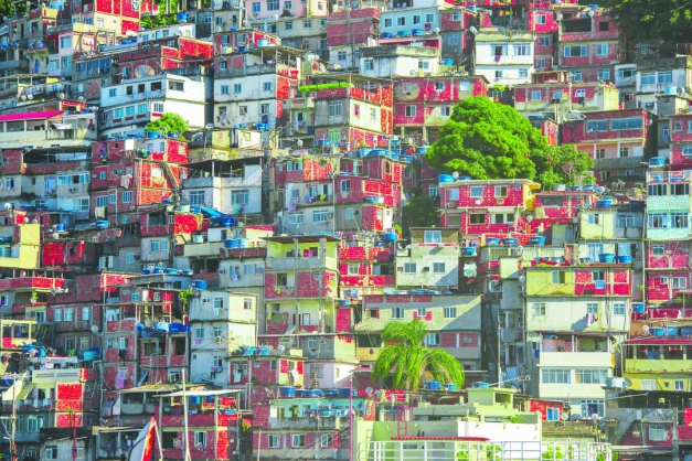 Canadense editou as cores da favela para simular