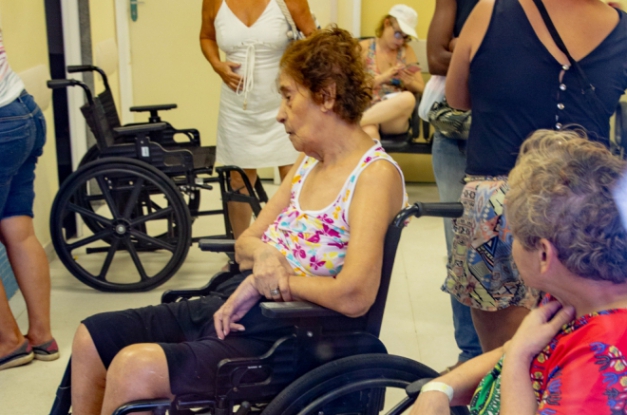 A aposentada Dijanira de Souza (C), de 92 anos, que teve um derrame e tem o lado esquerdo do corpo paralisado, esperou atendimento médico sentada numa cadeira de rodas por mais de quatro horas, na sexta-feira na emergência do Hospital do Andaraí Macaque in the trees