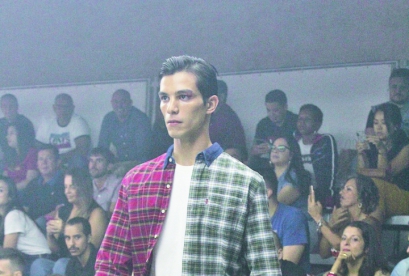 {'nm_midia_inter_thumb1':'https://midias.jb.com.br/_midias/jpg/2019/01/25/97x70/1_2601_iesa_foto_23_camisa_dupla_1-204222.jpg', 'id_midia_tipo':'2', 'id_tetag_galer':'', 'id_midia':'5c4b64003d4d3', 'cd_midia':204235, 'ds_midia_link': 'https://midias.jb.com.br/_midias/jpg/2019/01/25/409x277/1_2601_iesa_foto_23_camisa_dupla_1-204222.jpg', 'ds_midia': 'Da linha lenhador / grunge, a camisa de xadrez duplo. Estilo Justin Timberlake

', 'ds_midia_credi': 'Fotos: Ines Rozario', 'ds_midia_titlo': 'Da linha lenhador / grunge, a camisa de xadrez duplo. Estilo Justin Timberlake

', 'cd_tetag': '1', 'cd_midia_w': '409', 'cd_midia_h': '276', 'align': 'Left'}