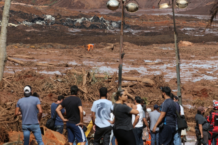 Voluntário tenta salvar uma vaca que está atolada na lama. A população da comunidade de Córrego do Feijão, em Brumadinho (MG), foi acordada na manhã deste domingo, 27, por volta de 5h30, pelo toque de uma sirene de evacuação (Foto: WILTON JUNIOR/ESTADÃO CONTEÚDO)