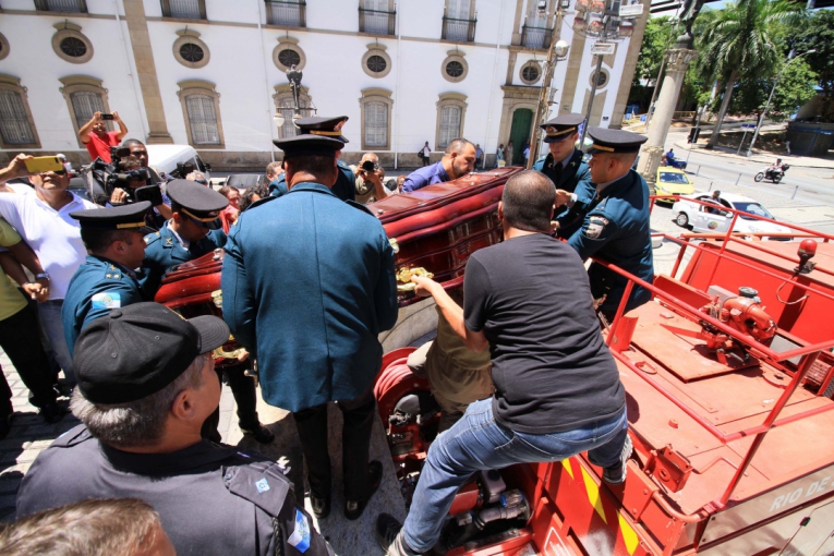 Movimentação de parentes e amigos durante velório do corpo de Wagner Montes (Foto: OSE LUCENA/FUTURA PRESS/ESTADÃO CONTEÚDO; JORGE HELY/FRAMEPHOTO/ESTADÃO CONTEÚDO)