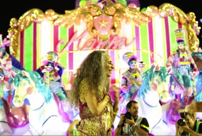 Maria Bethânia, em cena do documentário "Fevereiros", que aborda a religiosidade da cantora - Foto: Divulgação