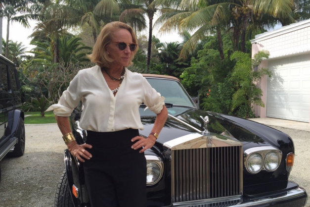 Lenny Niemeyer, com toda a classe, de camisa branca de crepe com saia preta, posa ao lado de um Rolls-Royce (Foto: Fotos: Divulgação)