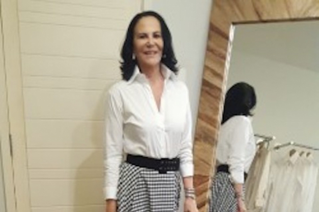 Liz Machado completa a camisa básica com saia longa pregueada, estilo de ateliê (Foto: Divulgação)