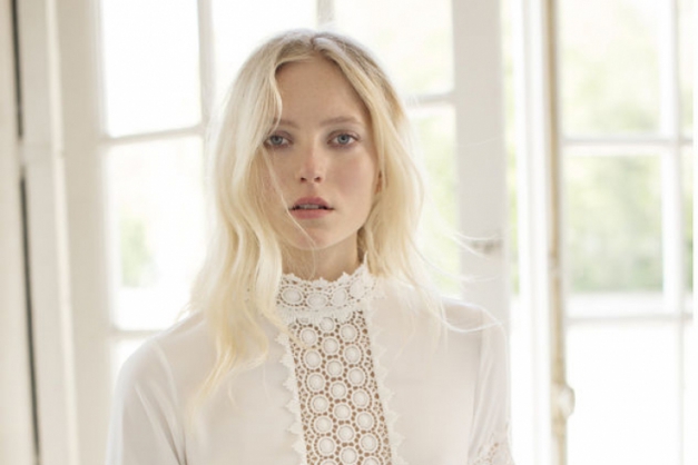 Entremeios de renda guipure dão toque delicado à blusa Anne Fontaine (Foto: Divulgação)
