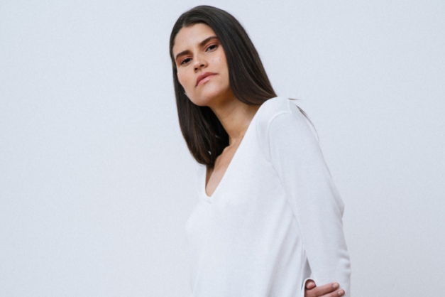 Camiseta ou camisola? Nada disto: é a versão da marca Naai para a camisa branca (Foto: Divulgação)