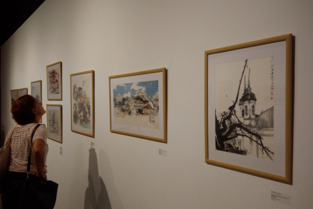 Visitante observa pinturas do casario histórico de Ouro Preto, no Centro Cultural dos Correios
(Foto: João Pequeno)