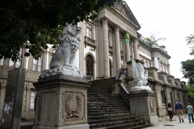 O leão e a águia que dão acesso ao Museu de Ciências da Terra, na Av. Pasteur, na Praia Vermelha (Foto: Marcos Tristão)
