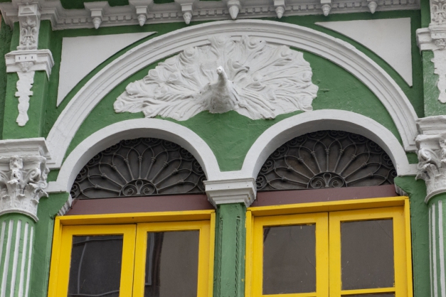 O pavão que esparrama sua cauda no prédio eclético, de dois pavimentos, verde e amarelo, na Rua Sete de Setembro, no Centro da cidade (Foto: Marcos Tristão)