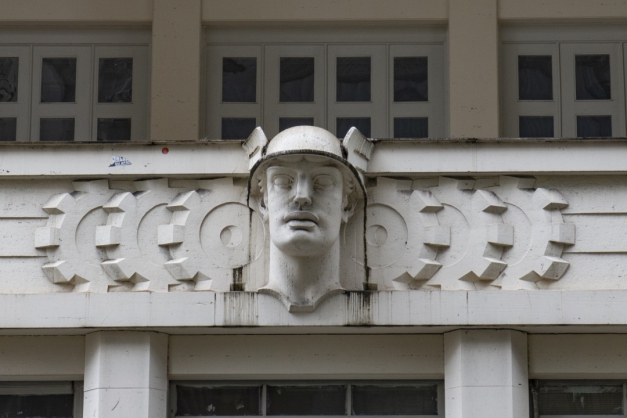 Detalhe da fachada do prédio 314 da Praia do Flamengo, de 1929. Ao lado, o Mercúrio da Associação dos Empregados (Foto: Marcos Tristão)