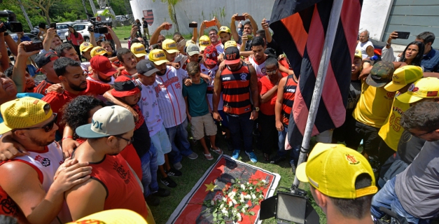 {'nm_midia_inter_thumb1':'https://midias.jb.com.br/_midias/jpg/https://midias.jb.com.br/_midias/jpg/2019/02/08/97x70/1_carl_de_souza__afp-228900.jpg', 'id_midia_tipo':'2', 'id_tetag_galer':'', 'id_midia':'5c5dd4c9dc15f', 'cd_midia':228917, 'ds_midia_link': 'https://midias.jb.com.br/_midias/jpg/2019/02/08/627x321/1_carl_de_souza__afp-228900.jpg', 'ds_midia': 'Brazilian football club Flamengo fans gather to lay flowers at the entrance of the club's training center after a deadly fire in Rio de Janeiro, Brazil, on February 8, 2019. - Fire swept through a training facility for Brazil's most popular football club Flamengo Friday, killing at least 10 people, authorities said. (Photo by CARL DE SOUZA / AFP)
      Caption', 'ds_midia_credi': 'Carl de Souza/AFP', 'ds_midia_titlo': 'Brazilian football club Flamengo fans gather to lay flowers at the entrance of the club's training center after a deadly fire in Rio de Janeiro, Brazil, on February 8, 2019. - Fire swept through a training facility for Brazil's most popular football club Flamengo Friday, killing at least 10 people, authorities said. (Photo by CARL DE SOUZA / AFP)
      Caption', 'cd_tetag': '1', 'cd_midia_w': '627', 'cd_midia_h': '320', 'align': 'Left'}