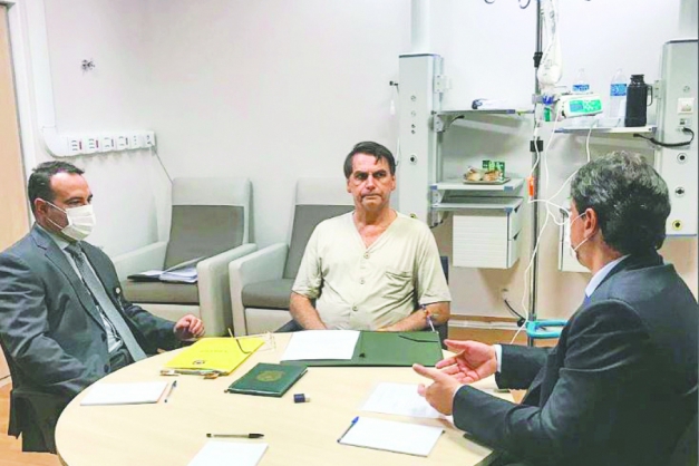 No mesmo dia, mais tarrde, o presidente posa sentado à mesa durante reunião e sem sonda Macaque in the trees