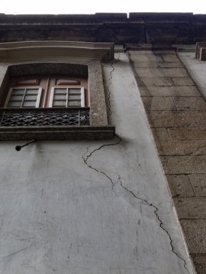A rachadura é antiga, tem sido acompanhada (Foto: Marcos Tristão)