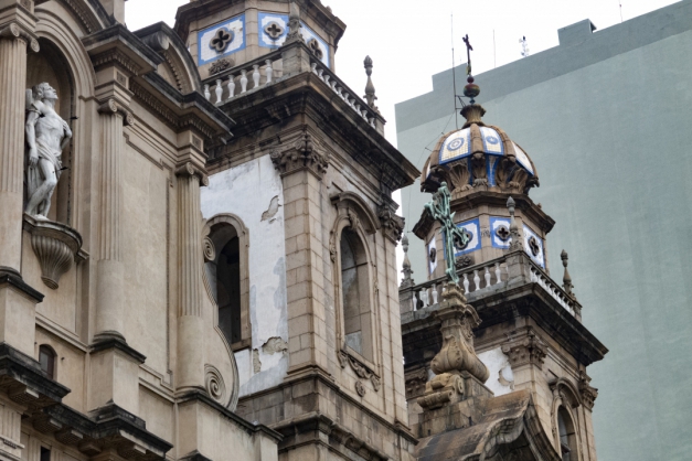 As paredes descascadas da fachada colonial (Foto: Marcos Tristão)